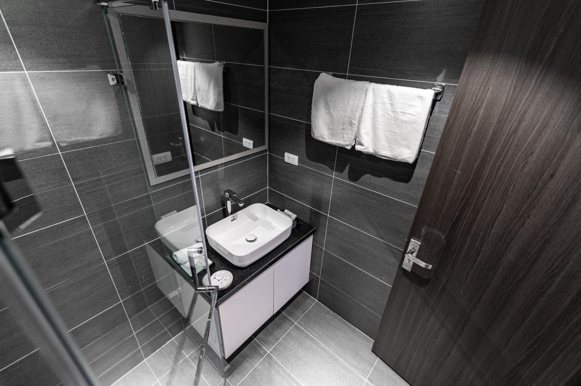 האנוי Luxe Paradise Suites Hotel To Ngoc Van מראה חיצוני תמונה